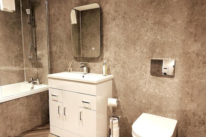 Lovely 3 Bedroom Apartment With Private Garden In Edinburgh City Centre Exterior foto