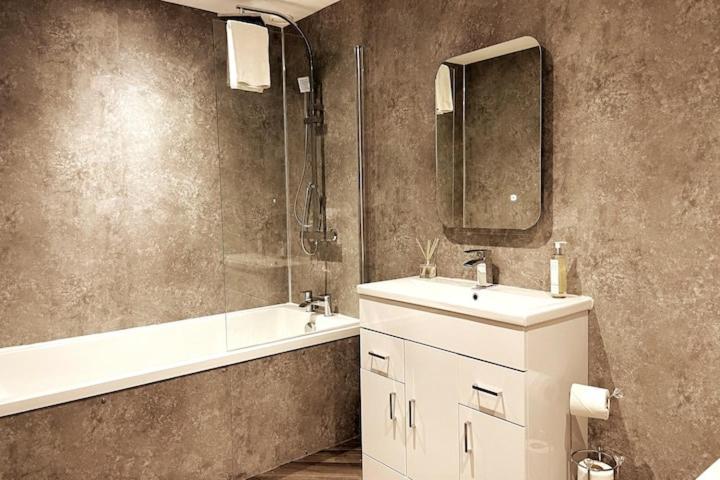 Lovely 3 Bedroom Apartment With Private Garden In Edinburgh City Centre Exterior foto